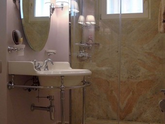 BAGNO FIGLIA. Pavimento e rivestimento zona doccia in marmo. Sanitari e rubinetteria (DRUMMONDS)