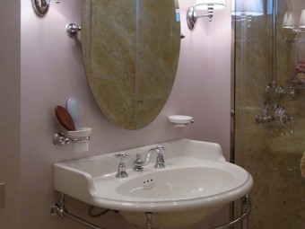 BAGNO FIGLIA. Pareti rivestite con stucco Lavender - Pearl (SIKKENS). Specchio con inclinazione regolabile (DEVON & DEVON).