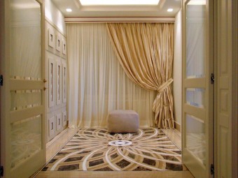 INGRESSO. Pavimento realizzato in marmo con gli intarsi decorativi. Controsoffitto con illuminazione integrata. Porte tailor made (BEZUS - AGOSTINI). Pouf rivestito in camoscio (BAXTER).