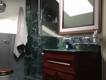 BAGNO FIGLIO. Rivestimento zona doccia in marmo. Pavimento e pareti rivestiti con mosaico Silver - Gray (SICIS). Arredamento personalizzato (BEZUS - LPL). Sanitari e rubinetteria (DRUMMONDS)