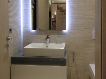 BAGNO OSPITI. Consolle sospesa con lavabo da appoggio (VILLEROY & BOCH). Specchio personalizzato con luce indiretta (BEZUS).